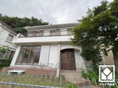 家庭菜園やガーデニングなども楽しめる広々としたお庭がございます。