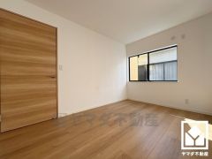 約5.3帖の2階北西側洋室です。全居室2面採光。明るい陽光がたっぷり差し込む心地よい生活空間です。