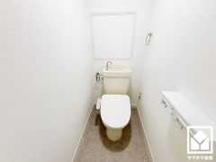 明るく清潔感溢れるトイレです。2連トイレットペーパーホルダーなのでお取替えの手間が軽減できます。