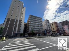 「OSドラッグ尼崎店」まで徒歩2分、「ファミリーマート昭和通四丁目」まで徒歩2分、「万代尼崎難波店」まで徒歩4分など、お買い物施設が徒歩5分圏内に複数あり便利な住環境です。