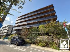 突然の来訪時でも安心なモニター付きインターホンを完備。お留守番中のお子様でも簡単に来訪者の確認ができます。