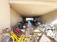 随所に駐輪場が設けられており、使い勝手の良い設計です。