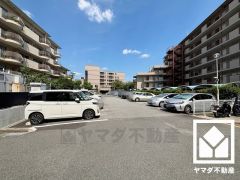 敷地内に駐車場を完備（月額13000円）。重い荷物や雨の日の移動もスムーズで、快適なカーライフを実現。空き状況等は弊社スタッフまでお気軽にお問い合わせください。