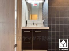 収納付きでスッキリお使い頂ける3面鏡の洗面台です。洗面ボウルが広めなので、忙しい朝でも身支度がしやすく時短になります。