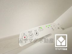 温水洗浄便座付きで、季節を問わずいつでも温かい便座をお使いいただけます。