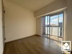 バルコニーにつながるお部屋で、通風・陽当たり良好。