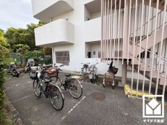 屋外と地下に駐輪場・駐車場も完備しています。しっかり区画が整理されており、使い勝手の良い設計です。ベビーカー置き場もございます。