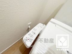 温水洗浄便座付きで、季節を問わずいつでも温かい便座をお使いいただけます。