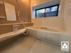 1日の疲れを癒す浴室でゆったりリフレッシュ。小窓が付いているので、こもりがちな湿気もすぐ取り除くことができます。