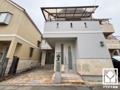 キッチン横に窓がございますので、昼間は手元が明るく、お料理がはかどります。