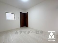 3面採光のお部屋です。柔らかな光が差し込むお部屋で、快適で落ち着いた生活をお送りいただけます。