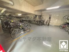 屋内駐輪場なので、雨や風、直射日光から自転車を守ることができます。