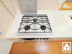 毎日の料理がもっとスムーズに。便利な3口コンロ付きキッチン。