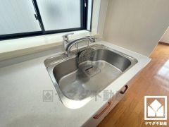 シンプルで清潔感のあるデザインが特徴のシンクです。