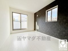 約7帖の洋室です。アクセントクロスを取り入れたデザイン性の高い洋室で、リラックスしたひとときを過ごせます。