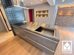 広々としたシンクでお料理が捗ります。毎日の家事の負担を軽減でき、水道代の節約にもなる食器洗乾燥機付き。