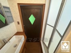 収納付きでスッキリお使い頂ける洗面台です。カウンターが広めなので、忙しい朝でも身支度がしやすく時短になります。