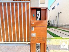 宅配ボックスも完備しています。留守でも安心、荷物の受け取りをスムーズに。