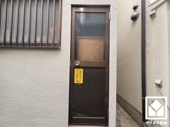 キッチン横には勝手口があり、ゴミ出しなどに便利です。