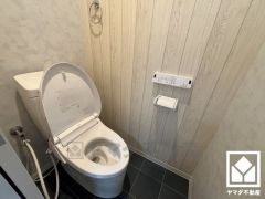 落ち着いた木目調のアクセントクロスが魅力的なトイレ空間。トイレが1階と2階にあるので、朝の忙しい時間にも混雑せず快適です。