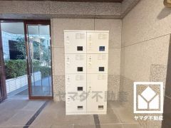 宅配ボックスも完備しています。留守でも安心、荷物の受け取りをスムーズに。