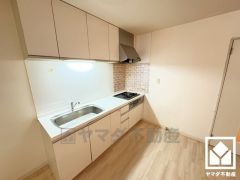 明るい白色で統一された清潔感のあるデザインが魅力のシステムキッチンです。壁付けタイプで空間を有効活用。調理に手間がかかりがちな肉や魚を、短時間でサッと焼き上げることができるグリル付き。