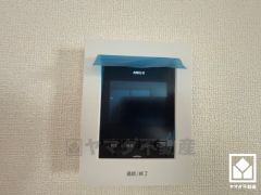 突然の来訪時でも安心なモニター付きインターホンを完備。お留守番中のお子様でも簡単に来訪者の確認ができます。