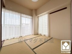 陽光がたっぷり差し込む洗練された和室。温かみのある畳のスッキリとしたデザインが、暮らしを心地よく彩ります。