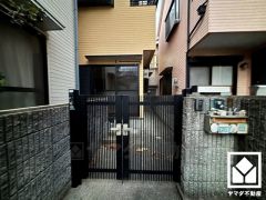 浴室にも小窓が付いているので明るく、こもりがちな湿気もすぐ取り除くことができます。