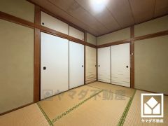 客間にも、ワークスペースにも、家族のくつろぎ空間にも。暮らしに寄り添う、自由に使える和室。