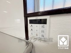 ボタン1つで自動でお湯張りができるオートバス機能付き。追い炊き機能もございますので、いつでも温かいお風呂に入ることができます。