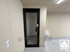 玄関ドアは開放感のあるガラス扉を採用。シャッター付き車庫（倉庫）の奥にございますので、プライバシーや防犯性を損ねることなく、デザイン性を高めます。