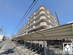 サイクルラックの設置された駐輪場を完備。スッキリ整理されて、自転車同士の接触や転倒の心配がございません。