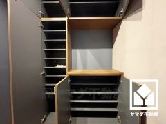 カウンタースペースも備えており、鍵を置いたり、写真やお花、インテリア雑貨などを飾ることもできます。ご成約でヤマダポイントプレゼント中です。お問合せお待ちしております。