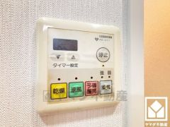 浴室暖房乾燥機付き。真冬の寒い浴室を暖かく、また雨の日の洗濯物の乾燥にと多用途に活躍する機能です。