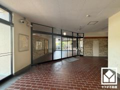 心地よい空間が広がる、清潔で美しいロビー。