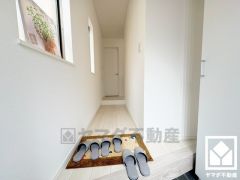 シンプルで洗練された玄関スペース。帰るたびにホッとできる、心地よい住まいの入り口。