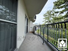 東側バルコニーのため、朝日が気持ちよく入り爽やかな一日を始められます。広々としており、お洗濯物もたっぷりと干す事ができます。