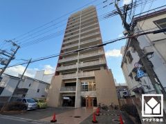 「スギ薬局阪神尼崎店」まで徒歩1分、「業務スーパー三和店」まで徒歩4分、ショッピングモール「アマスタアマセン」まで徒歩9分の立地。