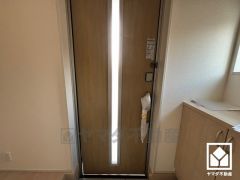 ドアのスリット窓から光が差し込み、外出時にも帰宅時にも、明るい気持ちになれる玄関です。