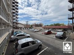 敷地内に駐車場を完備。重い荷物や雨の日の移動もスムーズで、快適なカーライフを実現。空き状況等は弊社スタッフまでお気軽にお問い合わせください。