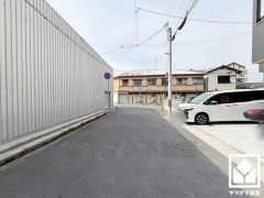 前面道路幅員約6.0mとゆったりとした広さがあるのでファミリーカー等の車の出入れも楽にできます。