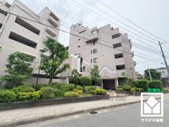 洗練された外観デザインが、住まう誇りを演出。都会に調和する美しい佇まいのマンション。