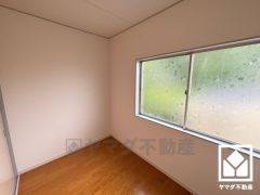 収納力豊富なウォークインクローゼット付き。お洋服はもちろん季節の荷物、趣味の道具や日用品のストックなども収納可能。