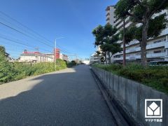 敷地内に駐車場を完備。重い荷物や雨の日の移動もスムーズで、快適なカーライフを実現。（月額12000円～15000円）