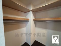 新たに家具を買わなくても良いので、ハンガーパイプ付きのクローゼットは嬉しいですね。