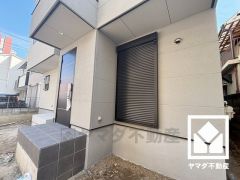 家族との時間も、自分だけの時間も心地よく過ごせる。シンプルで飽きのこない設計が、暮らしに余白をもたらします。この住宅は、日々の暮らしをそっと支えてくれます。