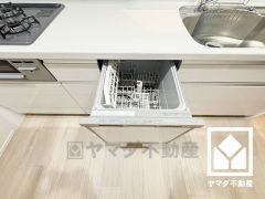 毎日の家事の負担を軽減でき、水道代の節約にもなる食器洗乾燥機付き。