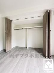 新たに家具を買わなくても良いので、ハンガーパイプ付きのクローゼットは嬉しいですね。ご成約でヤマダポイントプレゼント中です。お問合せお待ちしております。