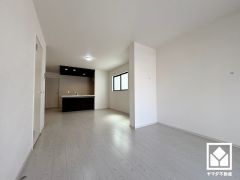 広々20.4帖のLDKが魅力。家族全員がリラックスできる、ゆったりとした快適リビングで温かい団らんの時間を。